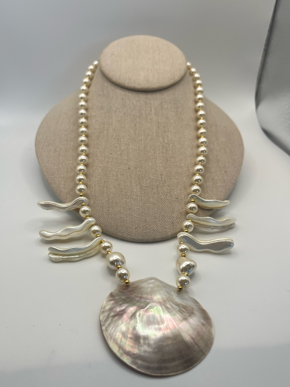 Faux Pearl and Shell Pendant Necklace - White